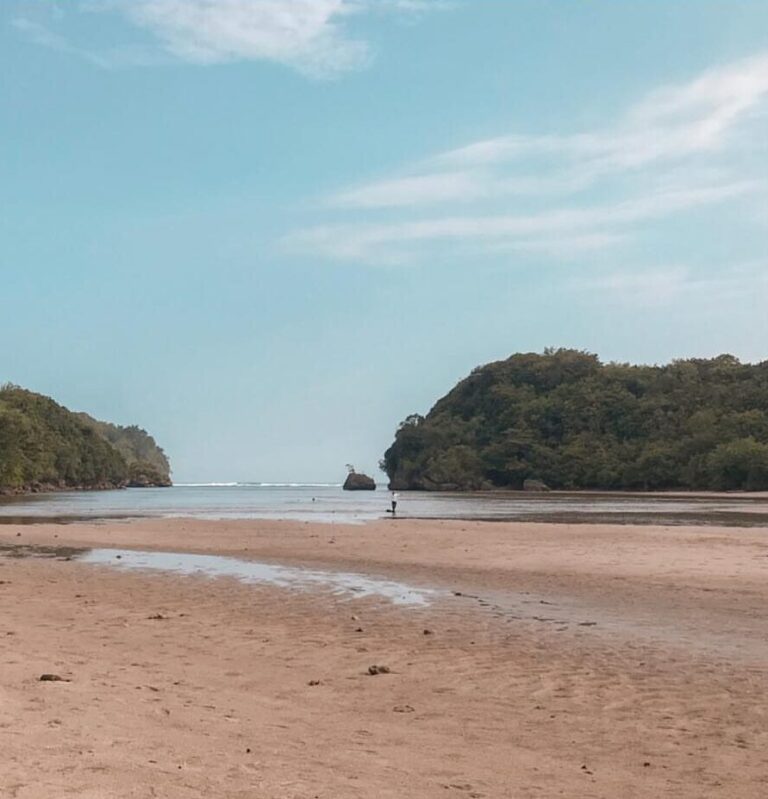 pantai clungup di malang