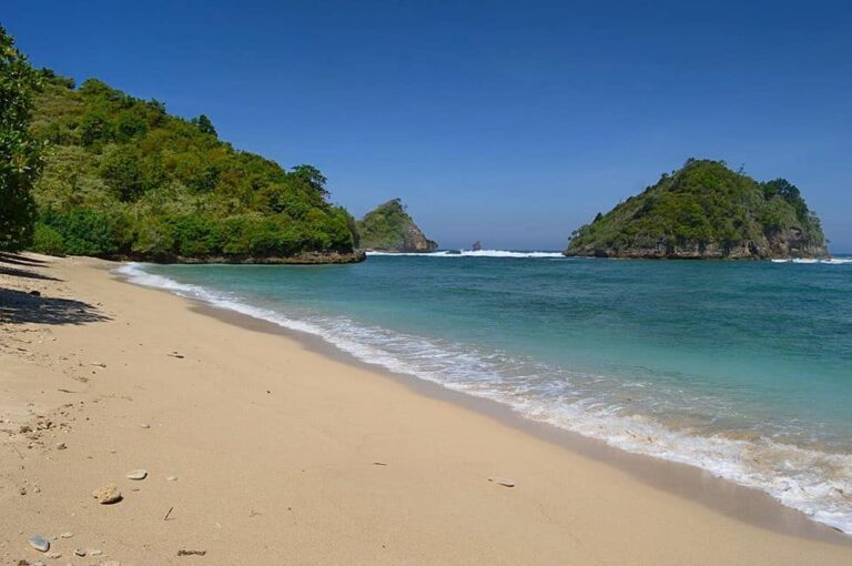 pantai gatra malang