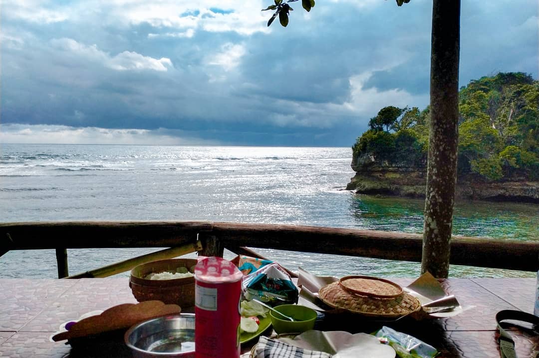 tempat makan di pantai ngliyep